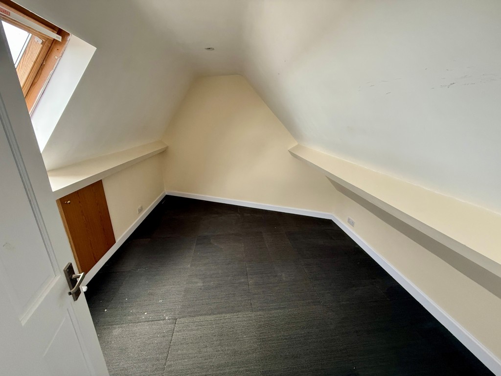 Lot: 45 - COMMERCIAL INVESTMENT WITH PLANNING FOR CONVERSION OF UPPER PARTS - Third Floor - Bedroom one